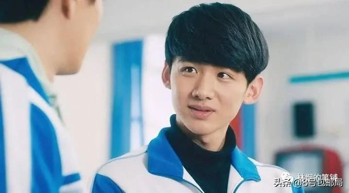 收视第一！刚出道被记者揩油，蛰伏多年终于爆火，今被调侃注孤身