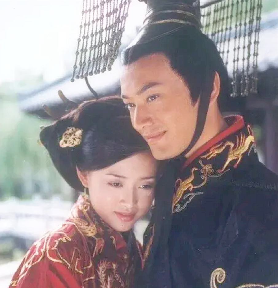 《传家》甩脸当家祖母的顾姨，不仅颜值高演技好，戏外人生更精彩