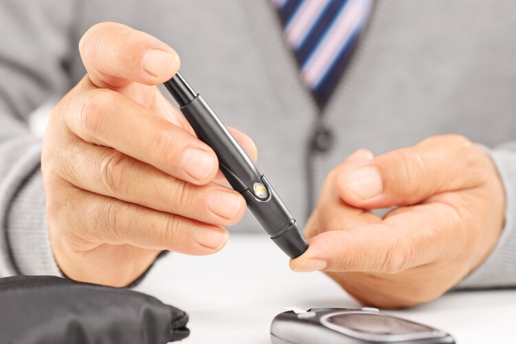 网传糖尿病血糖标准提高了？60岁以上老人，正常血糖是多少？