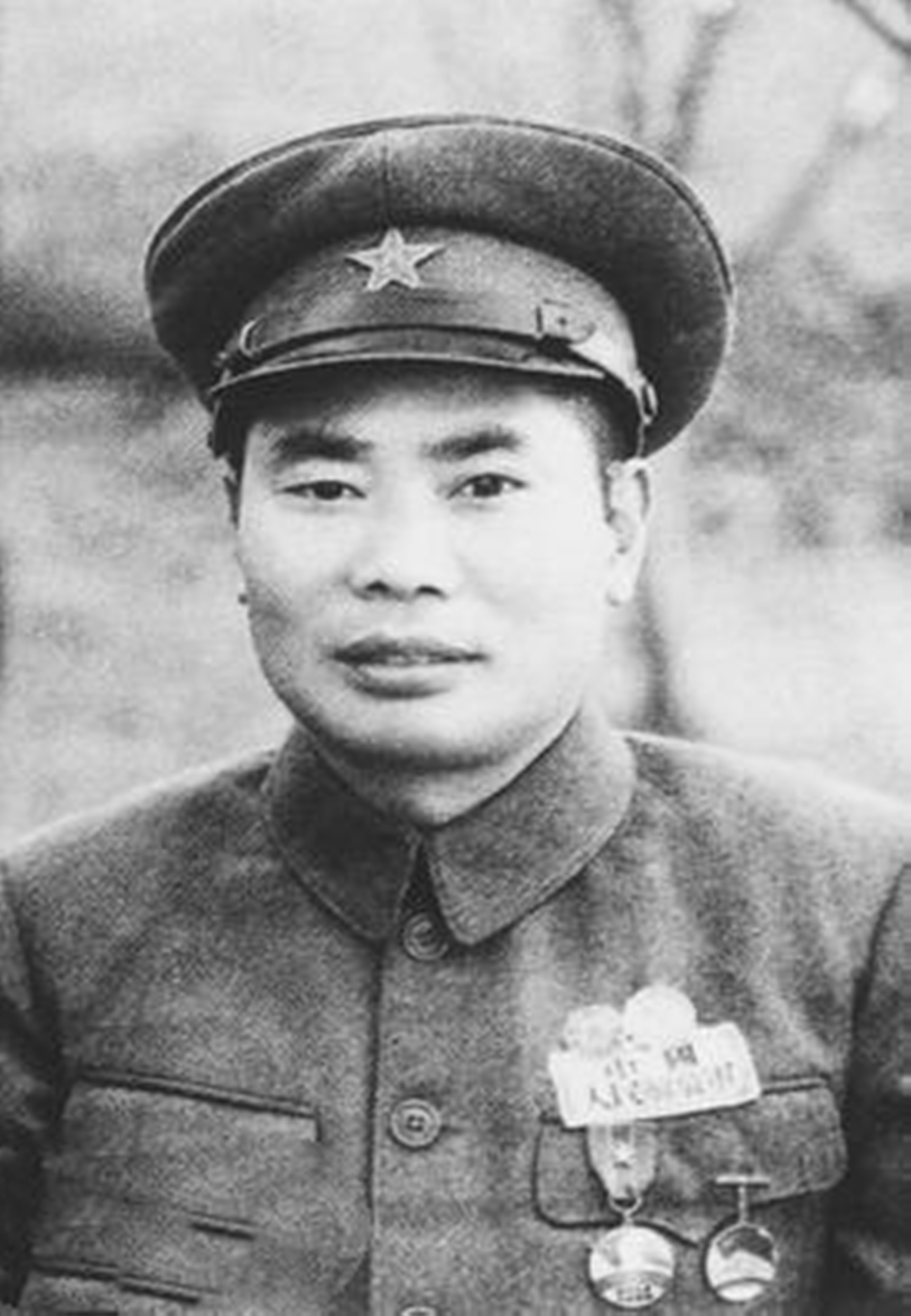 1950年杨得志回家探亲，姐姐拿着照片说：这要让坏人看见就死定了