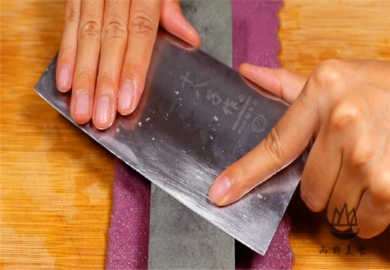 磨刀斜磨还是横磨？原来一直都磨错了，教你正确做法，锋利又耐用