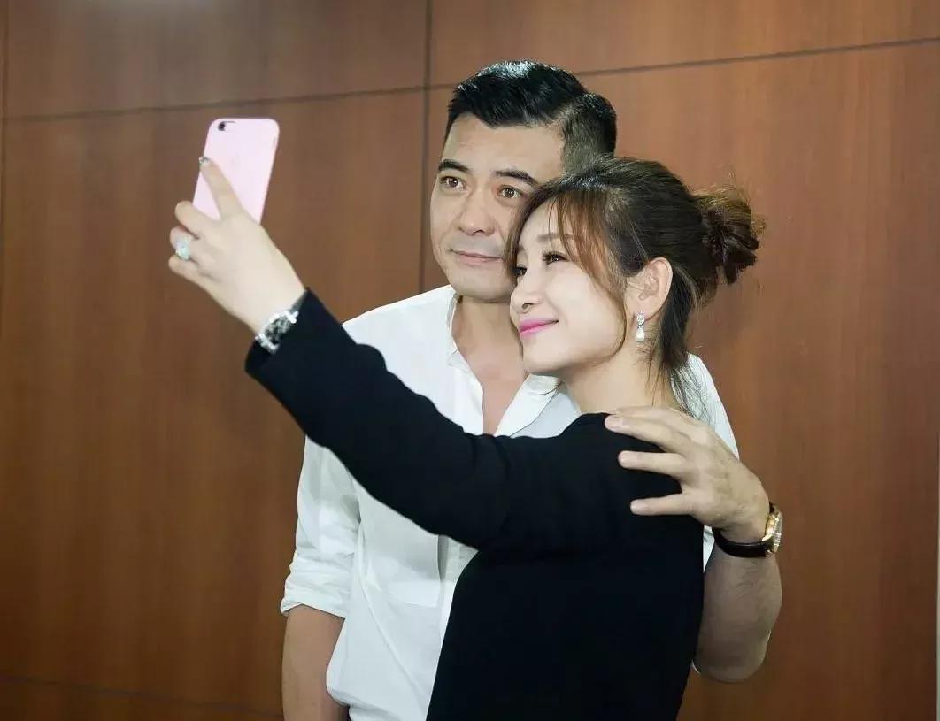 演员王新军：成名后抛妻弃子，把秦海璐宠成宝，前妻火了他却糊了