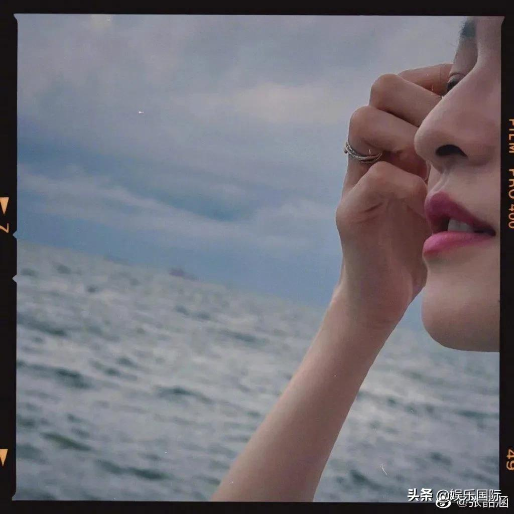 张韶涵扎双丸子头海边度假 笑容灿烂似少女