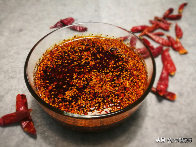 做油泼辣子，别再直接泼热油，教你正确做法，又红又亮，又香又辣