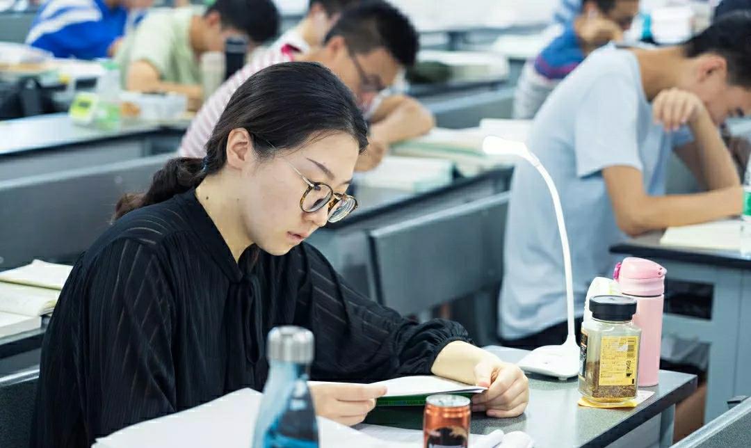 湖南大学某班集体保研，32人无一例外，网友对此产生质疑