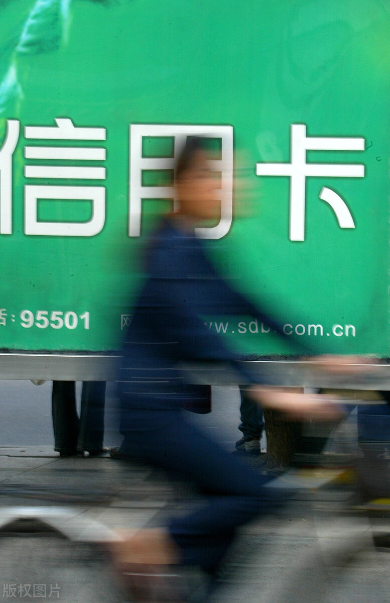 信用卡额度有5万，满额用属于恶意透支吗？不还能构成诈骗罪吗？