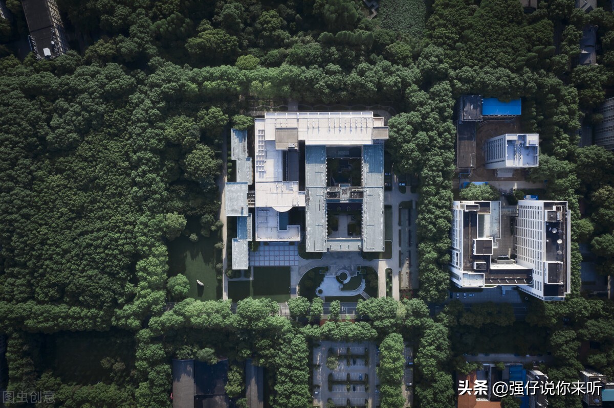湖北：“豪横”大学建了37个食堂，校内5个地铁站，网友看法不一