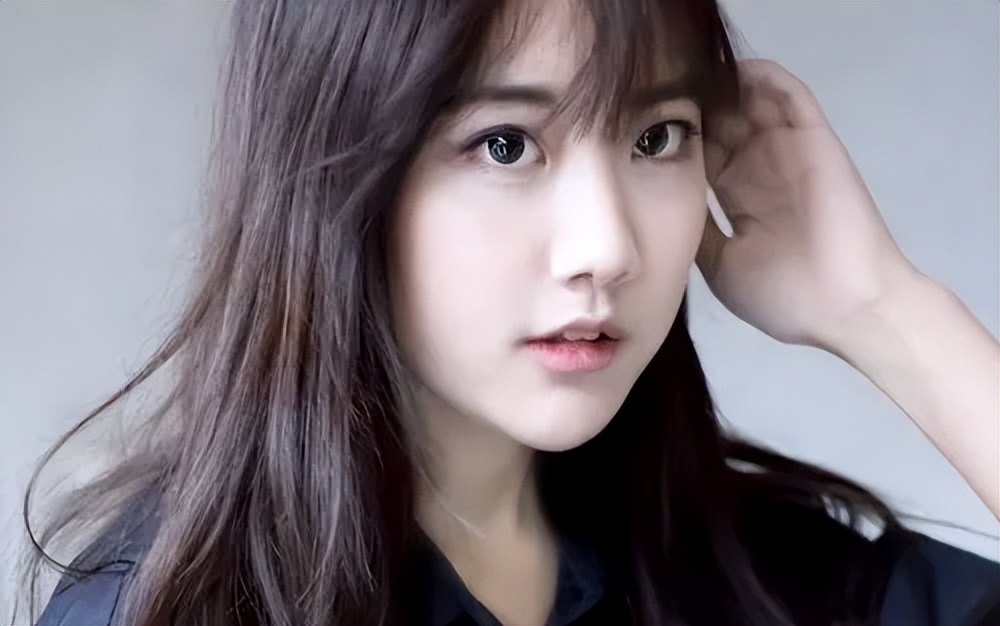 李艺彤清新甜蜜，灵动又亲切，明艳不可方物，尽显少女活力