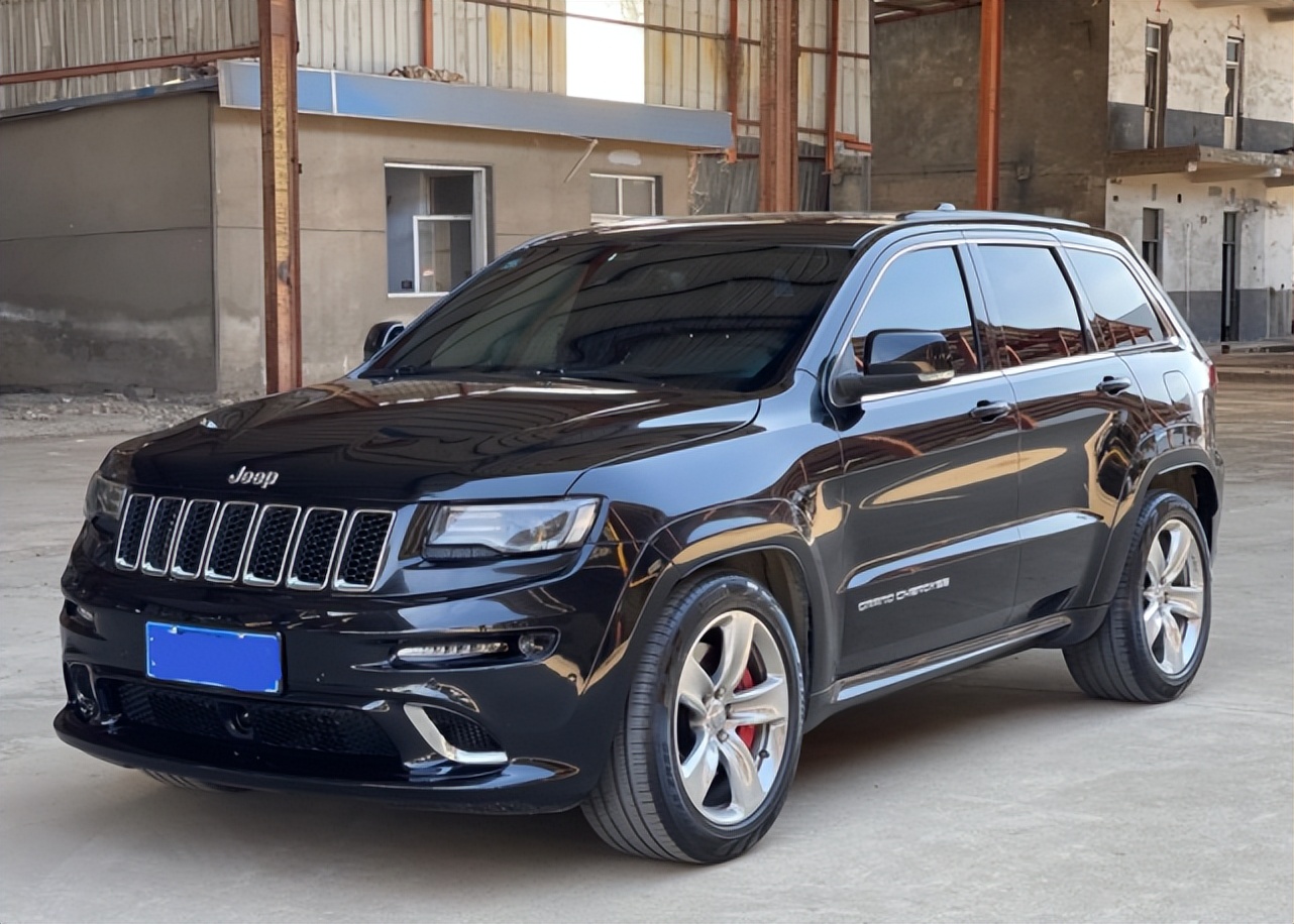 130万的吉普大切诺基,车主掀开前机盖,6.4l发动机让其又爱又恨