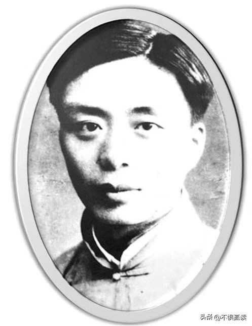 1936年，26岁的诗人艾青，爱上了年仅15岁的女学生，为了追求她不惜下跪、投河