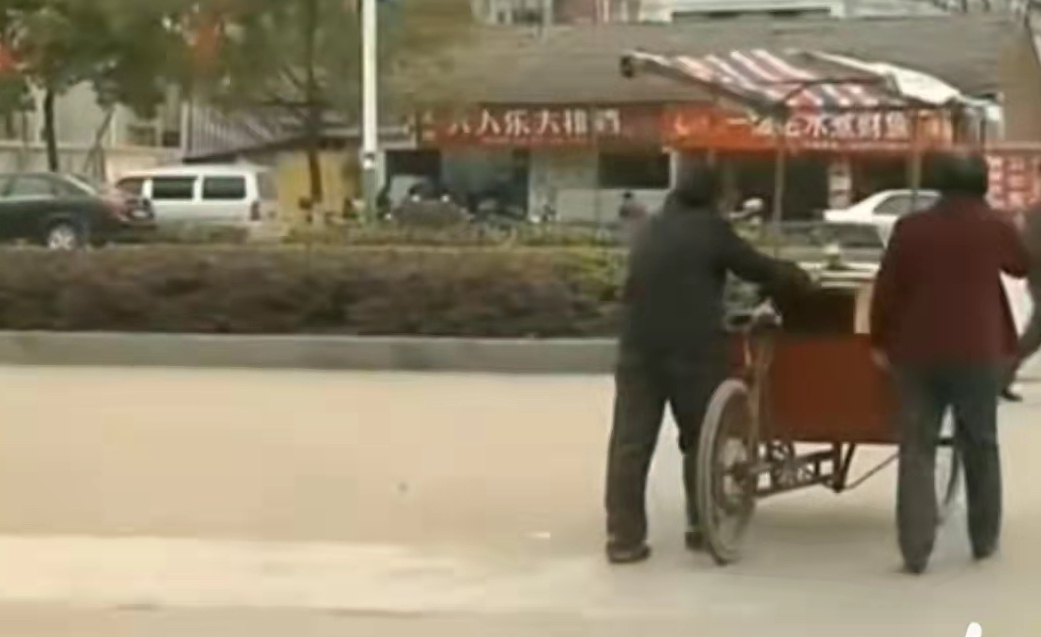 “坐一天一夜绿皮火车”去交接孙卓的“买家”：别信，鳄鱼的眼泪