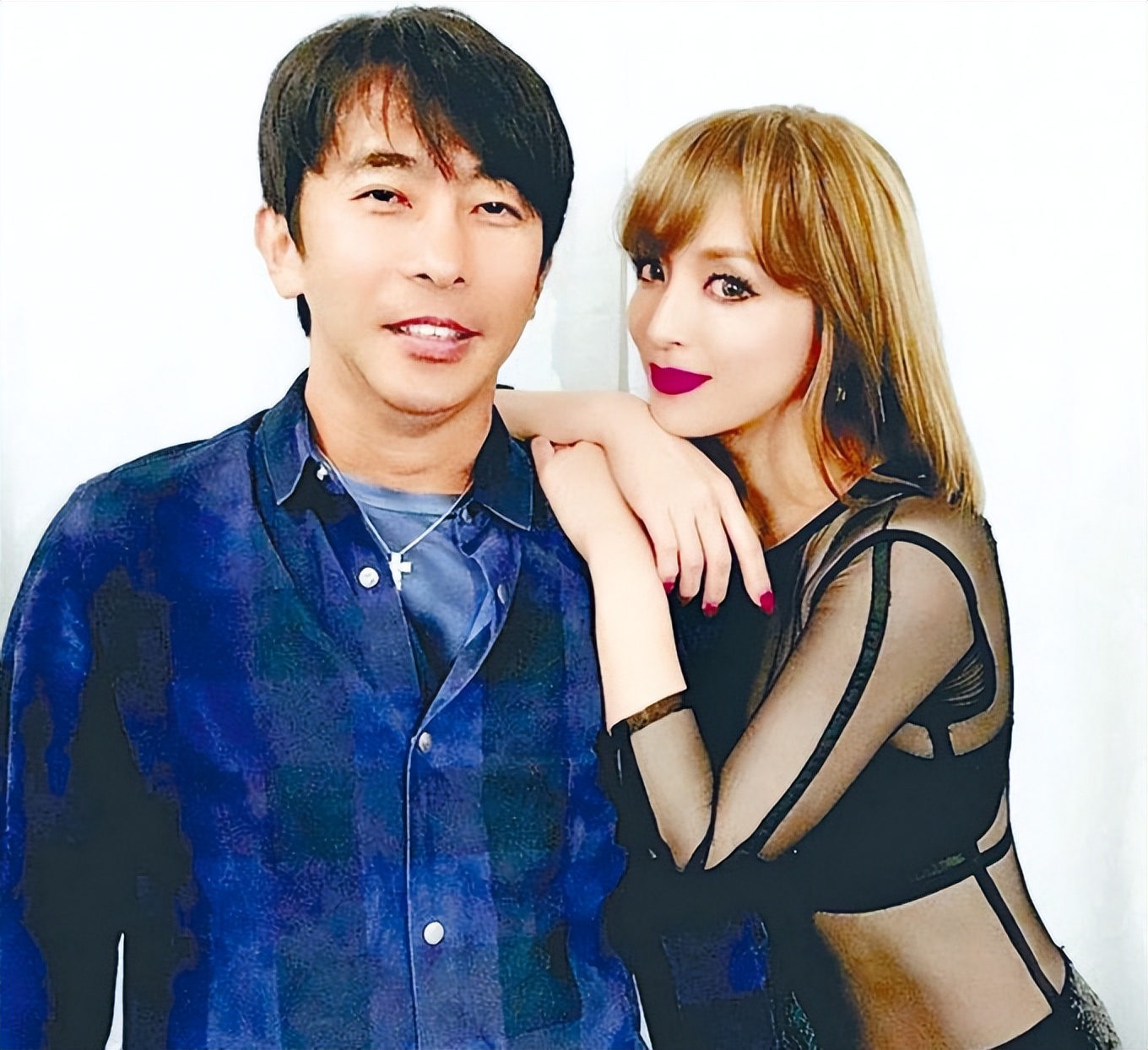 而且,这个人竟然还是滨崎步的前男友,日本最大音乐公司"艾回集团"的