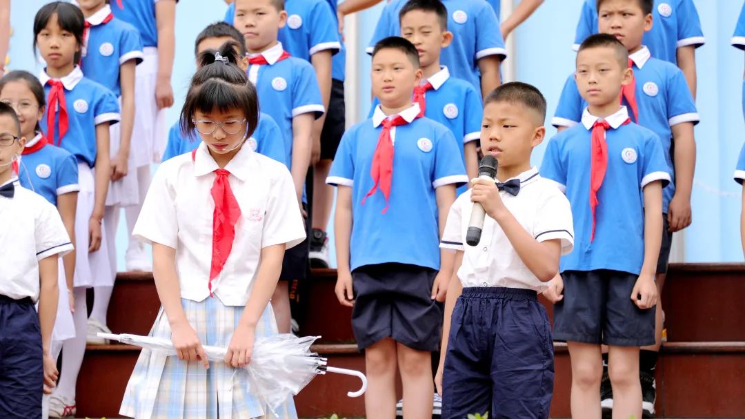 棠湖小学开展《珍爱公物，维护文明》第十四周国旗下主题成长活动