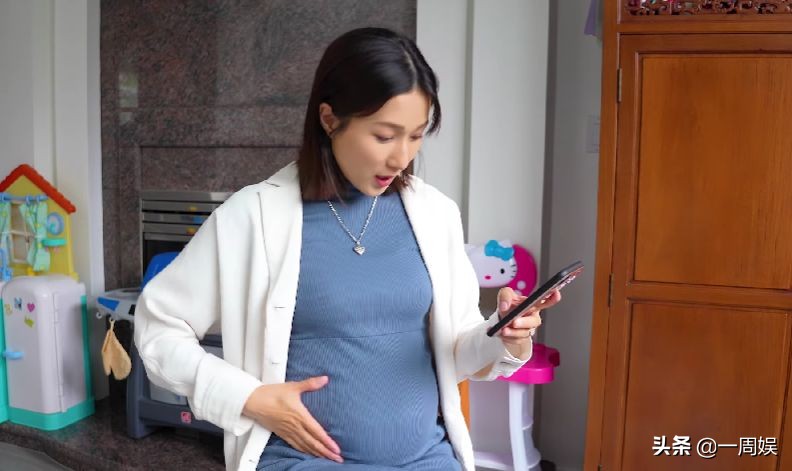 钟嘉欣三胎孕肚越来越大，抛硬币测试宝宝性别，内心想法曝光