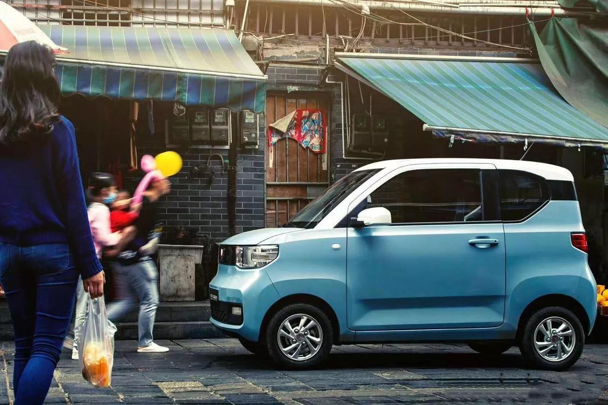 五菱宏光MINI EV马卡龙版和GB款齐上阵，续航升级300km，你选哪款