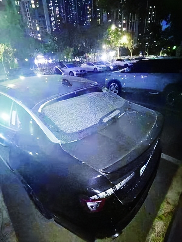 车子在小区地面停车场被砸，物业该分摊维修费吗？律师说→