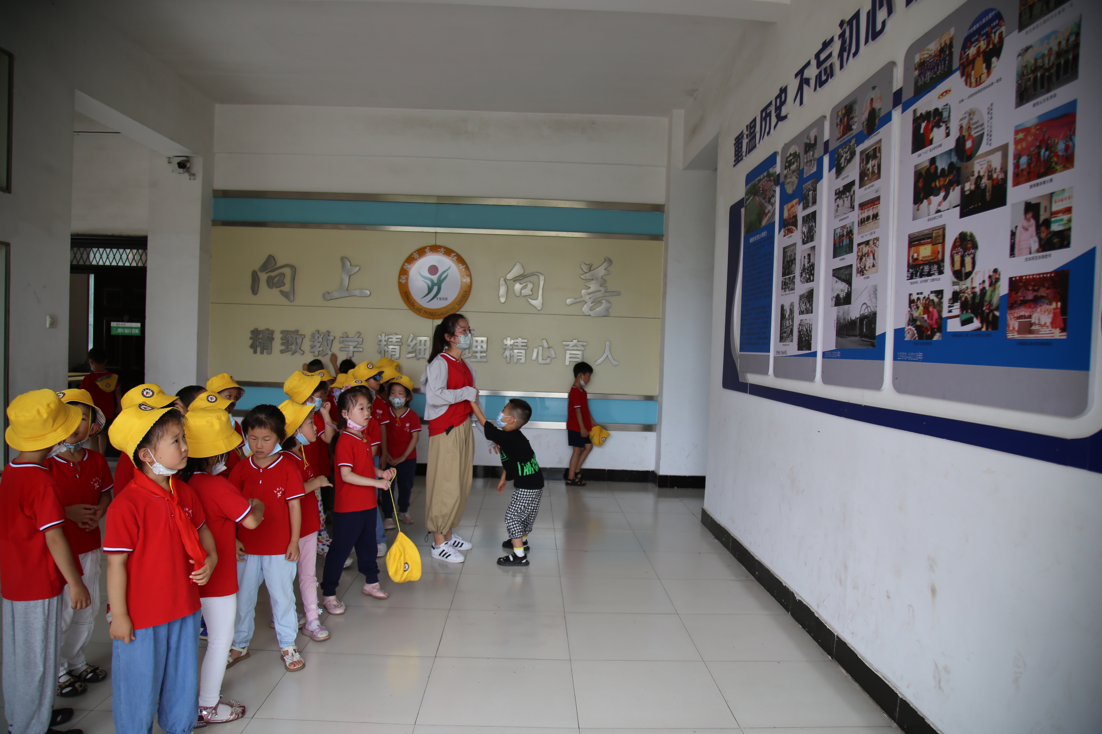 幼儿园孩子进东方红小学 体验小学生活