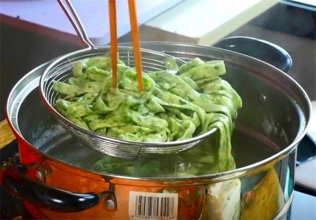 菠菜煮面条的做法（教你纯手工制作菠菜面条只需要六步）