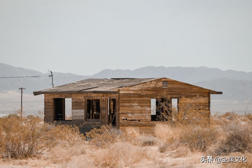 加州人烟稀少的奇迹谷社区废弃棚屋的照片