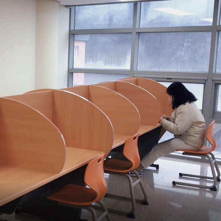 梨花女子大学的宿舍是首尔地区出了名的高大上,房间整洁,设施齐全.9.