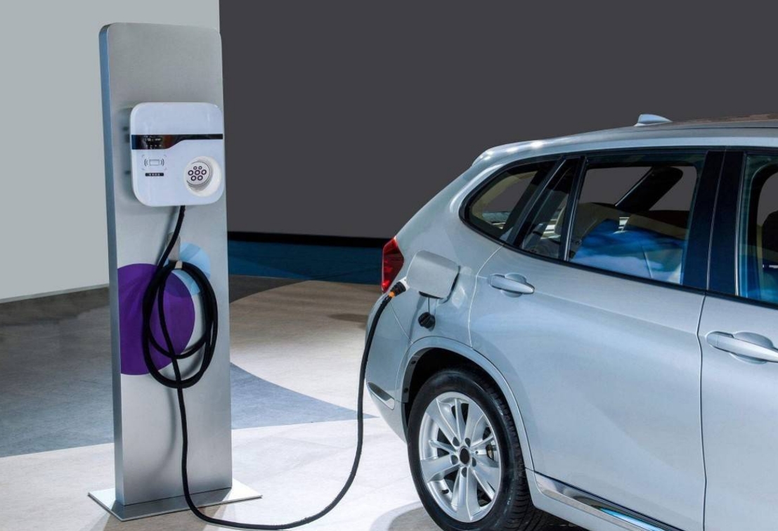 核电池的确存在而且已经应用到航空航天领域,但是想让核电池在汽车