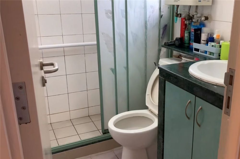 夫妻俩香港“郊区”39㎡小家：房子老旧却收拾得很整洁，乱中有序