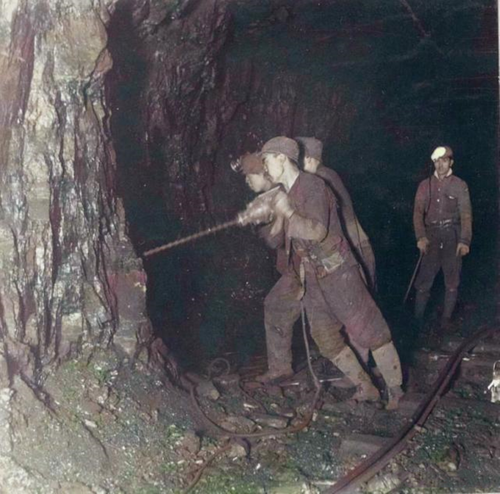 1950年杨得志回家探亲，姐姐拿着照片说：这要让坏人看见就死定了