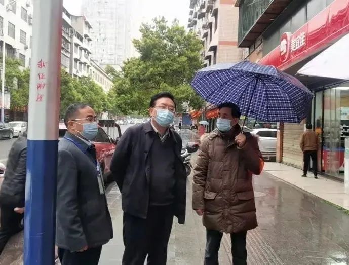 市人大常委会领导分赴鹤城各社区督导疫情防控工作