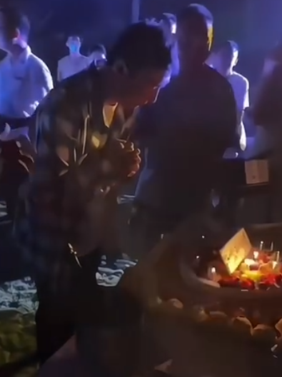 王思聪三亚庆34岁生日，比去年低调许多，身边仍然美女如云