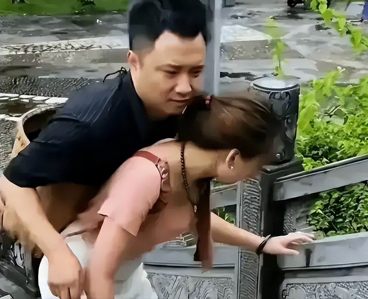 无腿丈夫出轨女粉丝，断臂妻子带孩子回老家，2年后结果大快人心