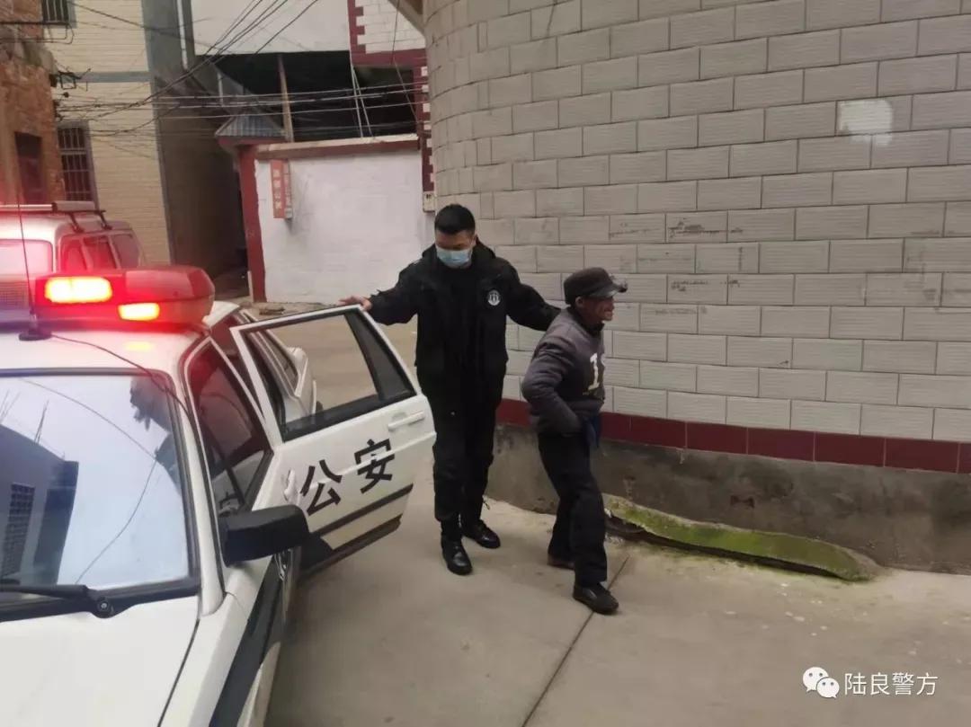 迎风雪 战严寒 群众过大年 爨警保平安