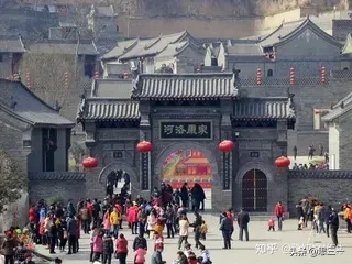 波涛滚滚，黄河之水翻腾不止，一座城安稳地坐落在汹涌澎湃的黄河边上,它，就是郑州