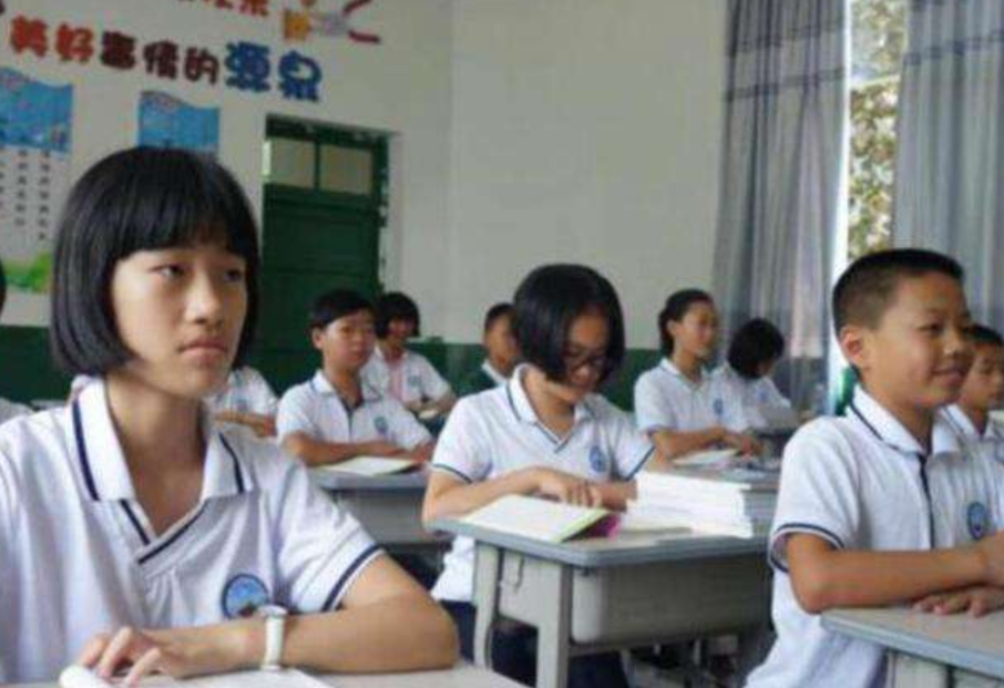 初中生发型新规定，男生发型酷似军人，女生看后“愁眉不展”