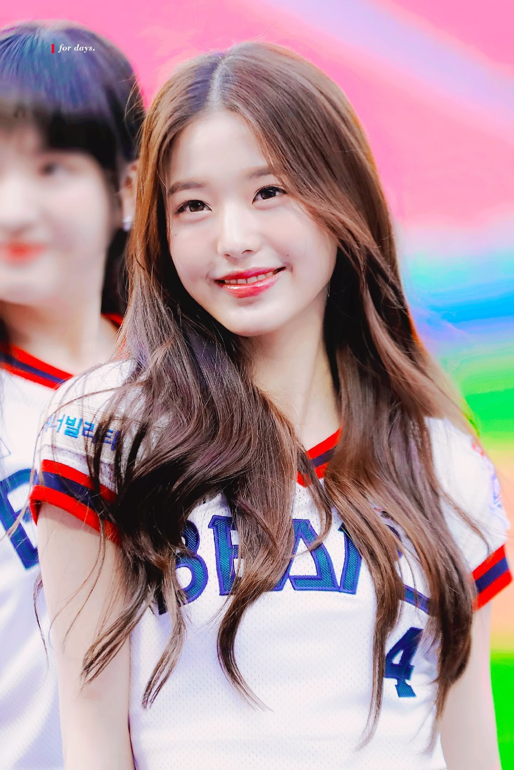 张元英为棒球联赛开球，18岁身材比例惊人？应该是P图夸张吧？