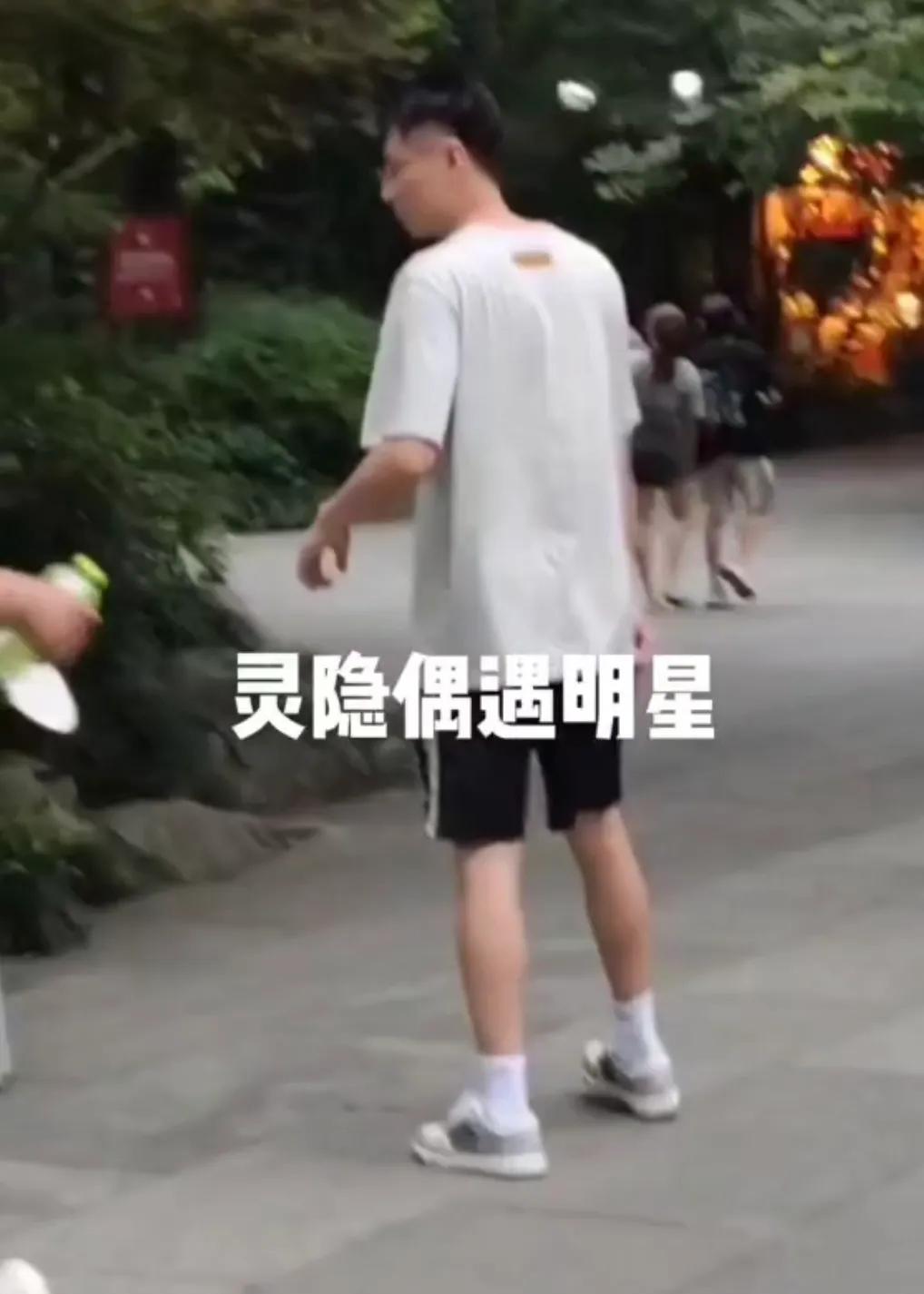 偶遇张嘉倪买超夫妇带娃出游，一家四口其乐融融，互动温馨有爱