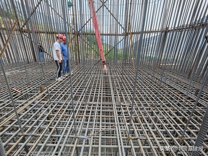 世界第二大跨度钢混组合梁大桥首座承台浇筑完成