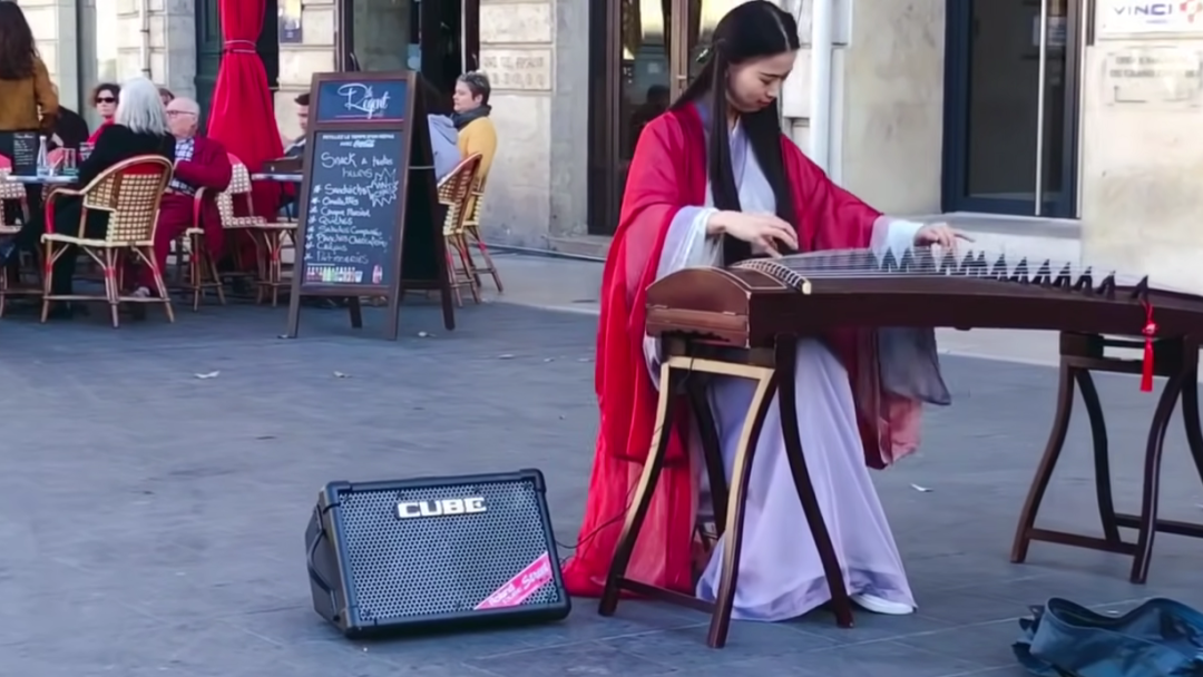 一袭红衣,飘飘欲仙,彭静旋成了网友口中"弹古筝的仙女姐姐"!