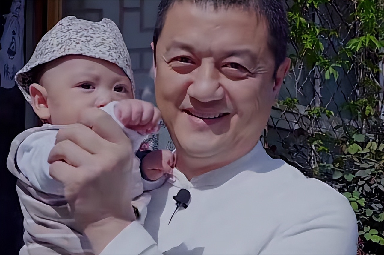 王菲前夫李亚鹏，新婚二胎还是女儿，见他人儿子爱不释手
