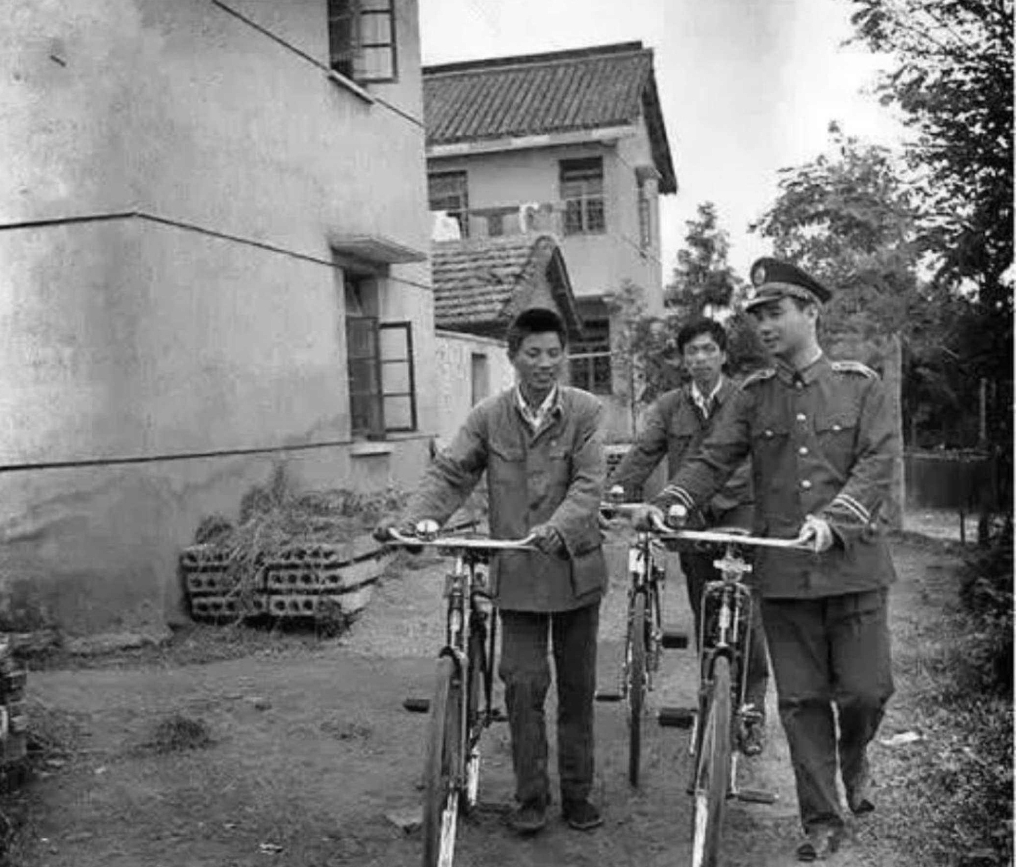 一个连名字都不会写的放羊老头，凭独门绝技成了警界顶尖追踪专家