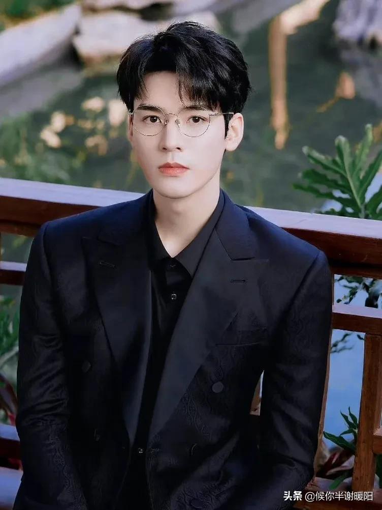 男明星“中分”发型不好看?肖战眼前一亮,朱一龙任嘉伦太惊艳