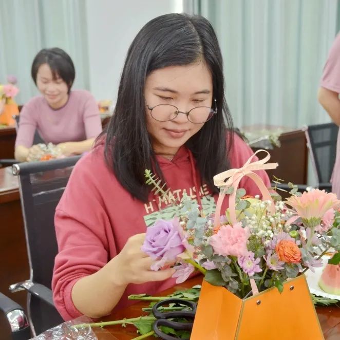 花语寄党恩 巾帼绽芳华丨东方市检察院组织开展花艺创作主题党日活动