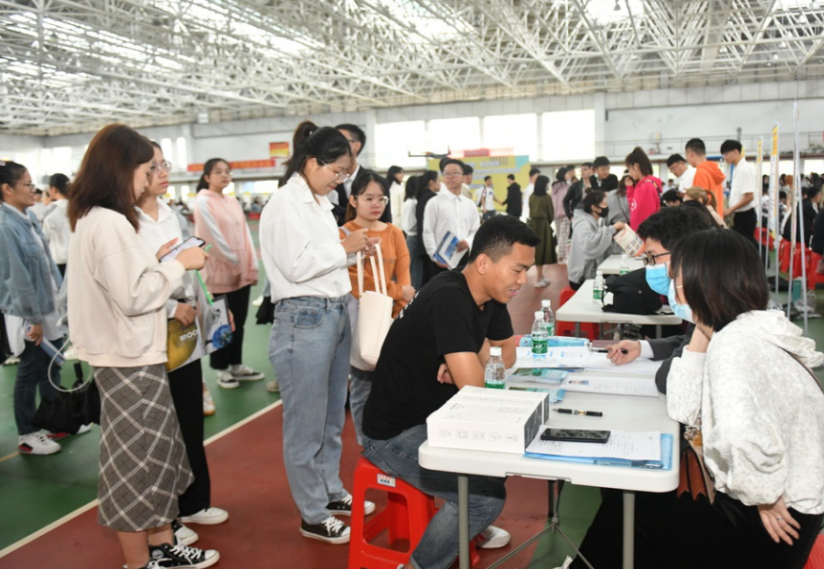 大学生为何“白菜化”？2200万岗位依旧存在空缺，背后原因很现实