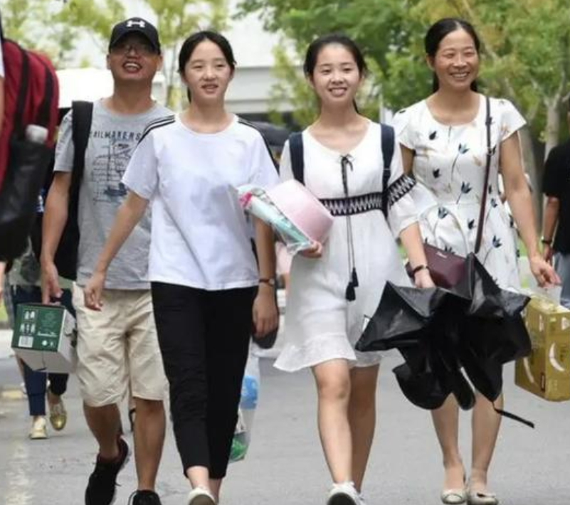 大学生喜从天降，将首次迎来“超长暑假”，部分高校放假时间已出