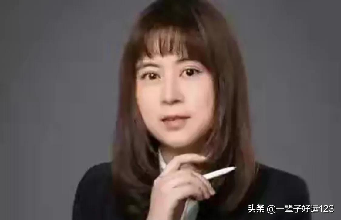 张玉霞律师接受媒体采访，谈志愿者是社区工作中不可或缺的力量