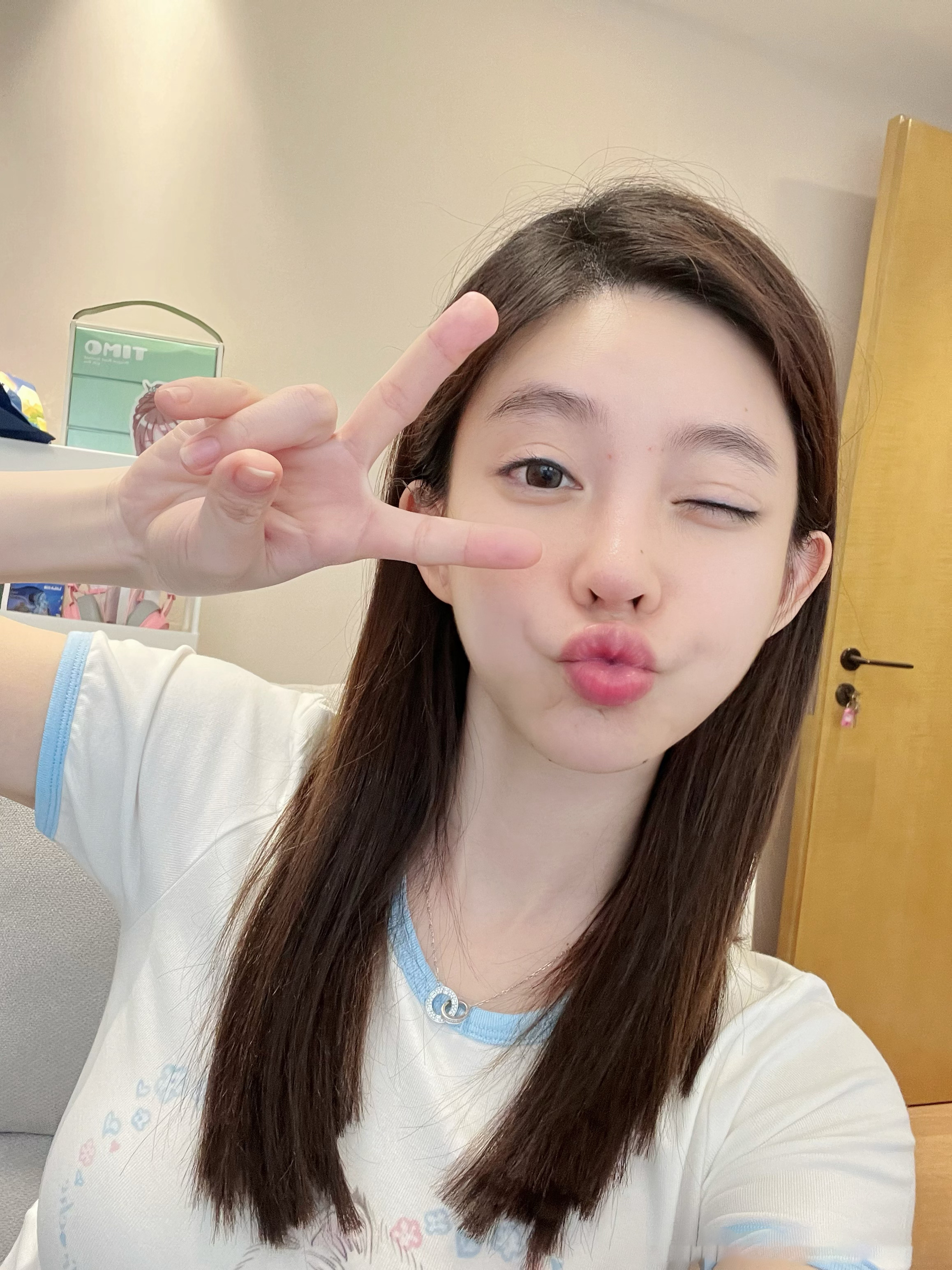 冯提莫素颜照曝光，满脸胶原蛋白痘痘很真实