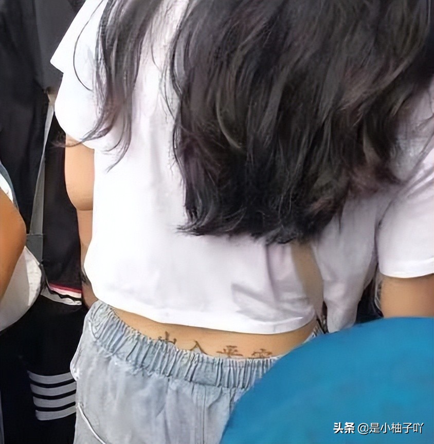 年轻女孩身上纹身系红绳，十分显眼，网友表示有点叛逆