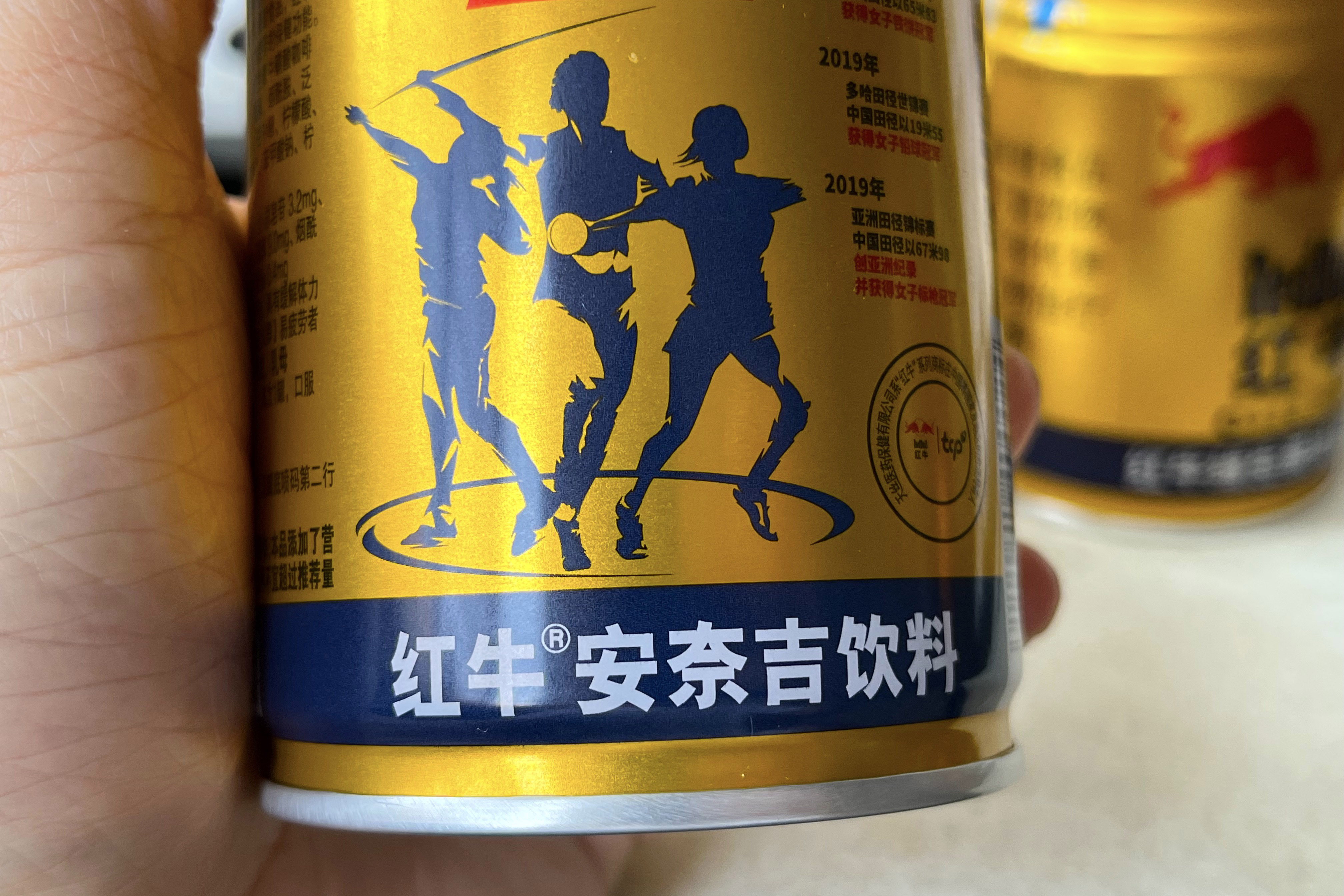 風靡全國的紅牛“三兄弟”，為啥賣得貴，誰才是紅牛“親兒子”？