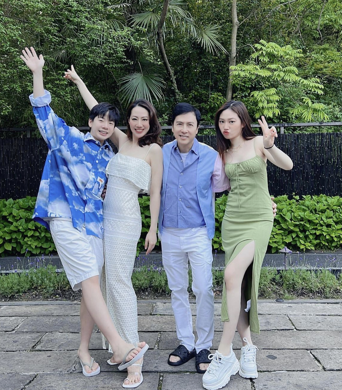 甄子丹夫妇前往绍兴露营，现身苍蝇小馆，店面狭小装修简陋不嫌弃