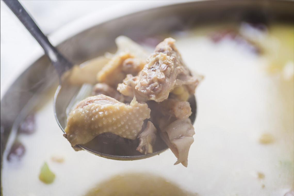 一只猪肚半只鸡，教你做猪肚鸡汤，鲜美浓白营养高，年夜饭必备