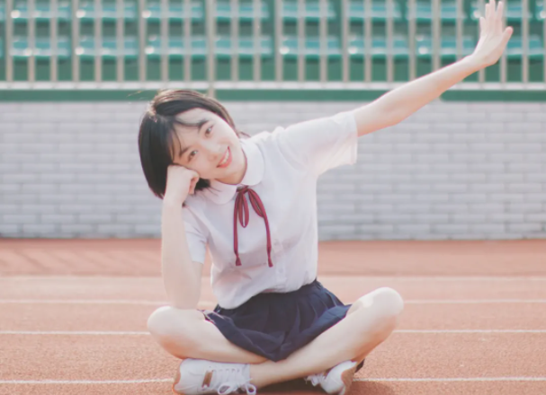 大学生JK制服毕业照，满屏大长腿惹人羡慕，却被批没有大学生样